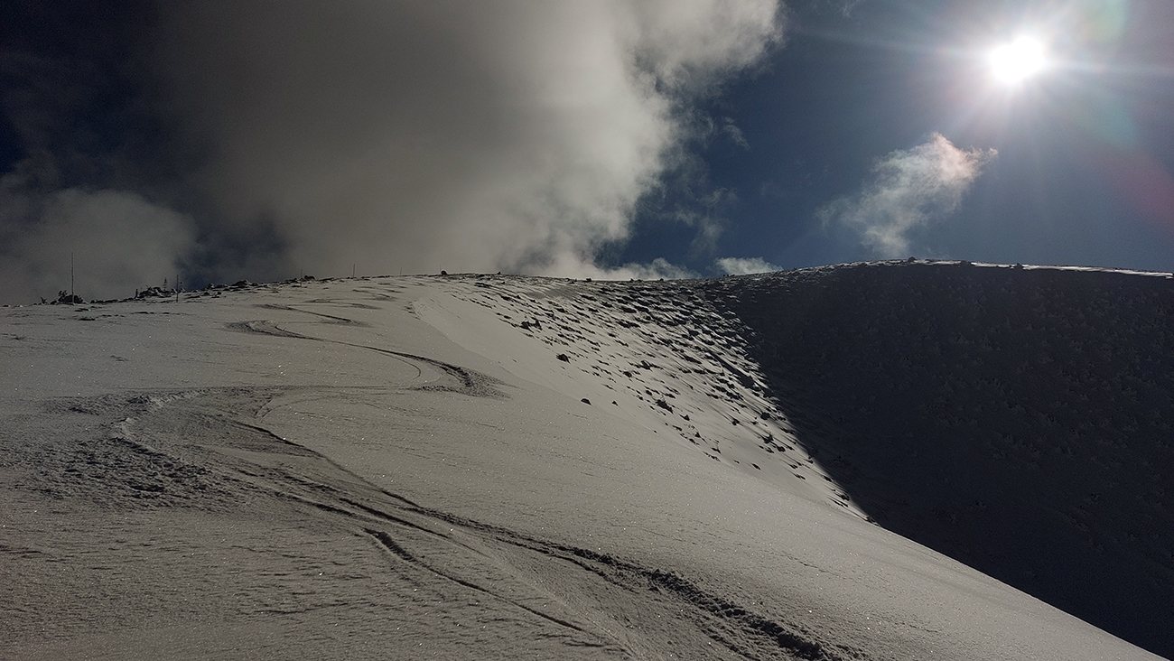 ...potom_nižšie_rachotenie_ponad_hranu_žľabu.