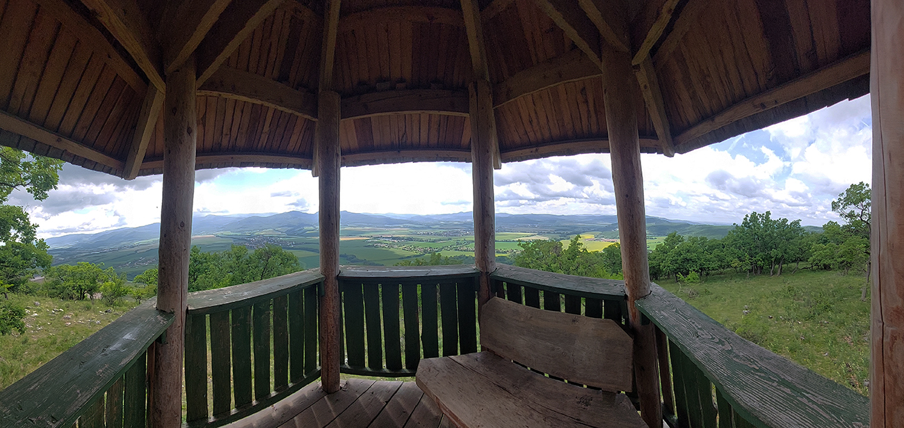 Panorámy smerom na juh, od Vtáčnika po Považský Inovec. Panorámy_smerom_na_juh,_od_Vtáčnika_po_Považský_Inovec.