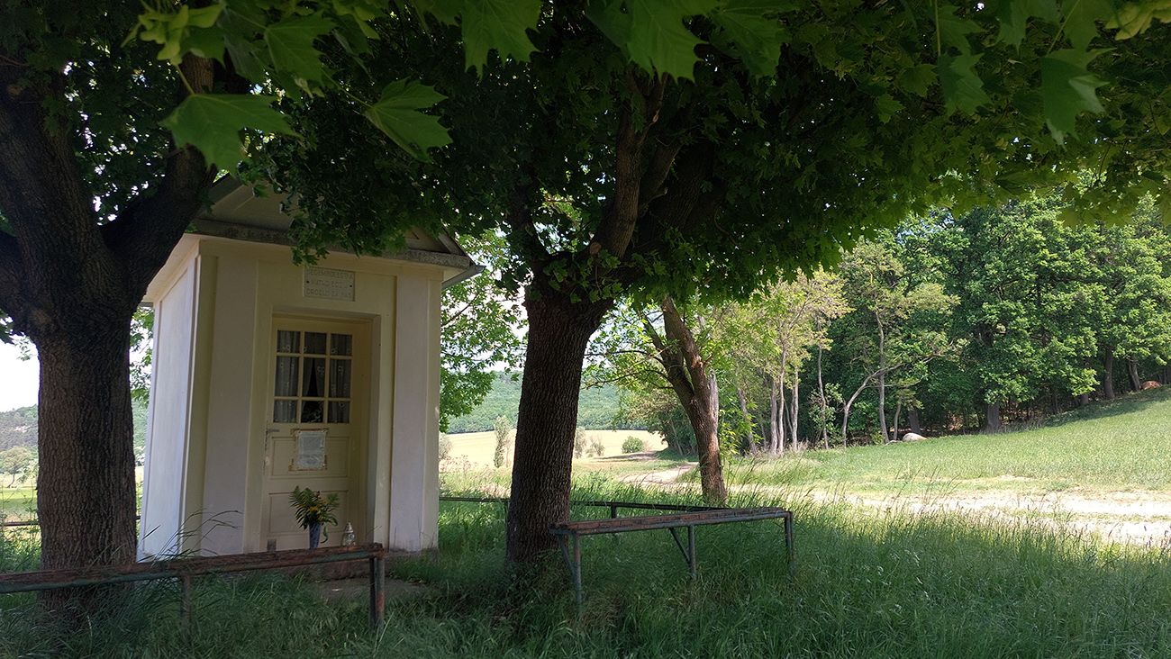 Cesta podhorím vedie aj popri tejto kaplnke... Cesta_podhorím_vedie_aj_popri_tejto_kaplnke...