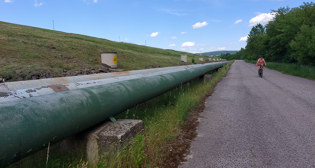 Výklus do Zemianskych Kostolian: vpravo tečie Nitra, vľavo kokteil vody a popolčeka. Výklus_do_Zemianskych_Kostolian:_vpravo_tečie_Nitra,_vľavo_kokteil_vody_a_popolčeka.