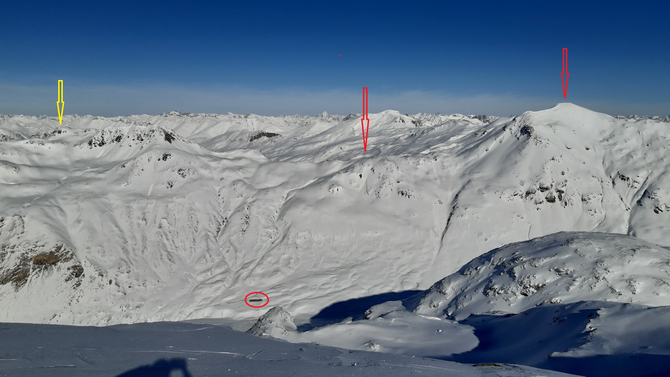 dole_je_Alp_d_aFain,_šípka_vľavo_sedlo_Chaschauna_a_vpravo_Monte_Breve,_žltá_Piz_Cantun_známy_z_predošlého_článku