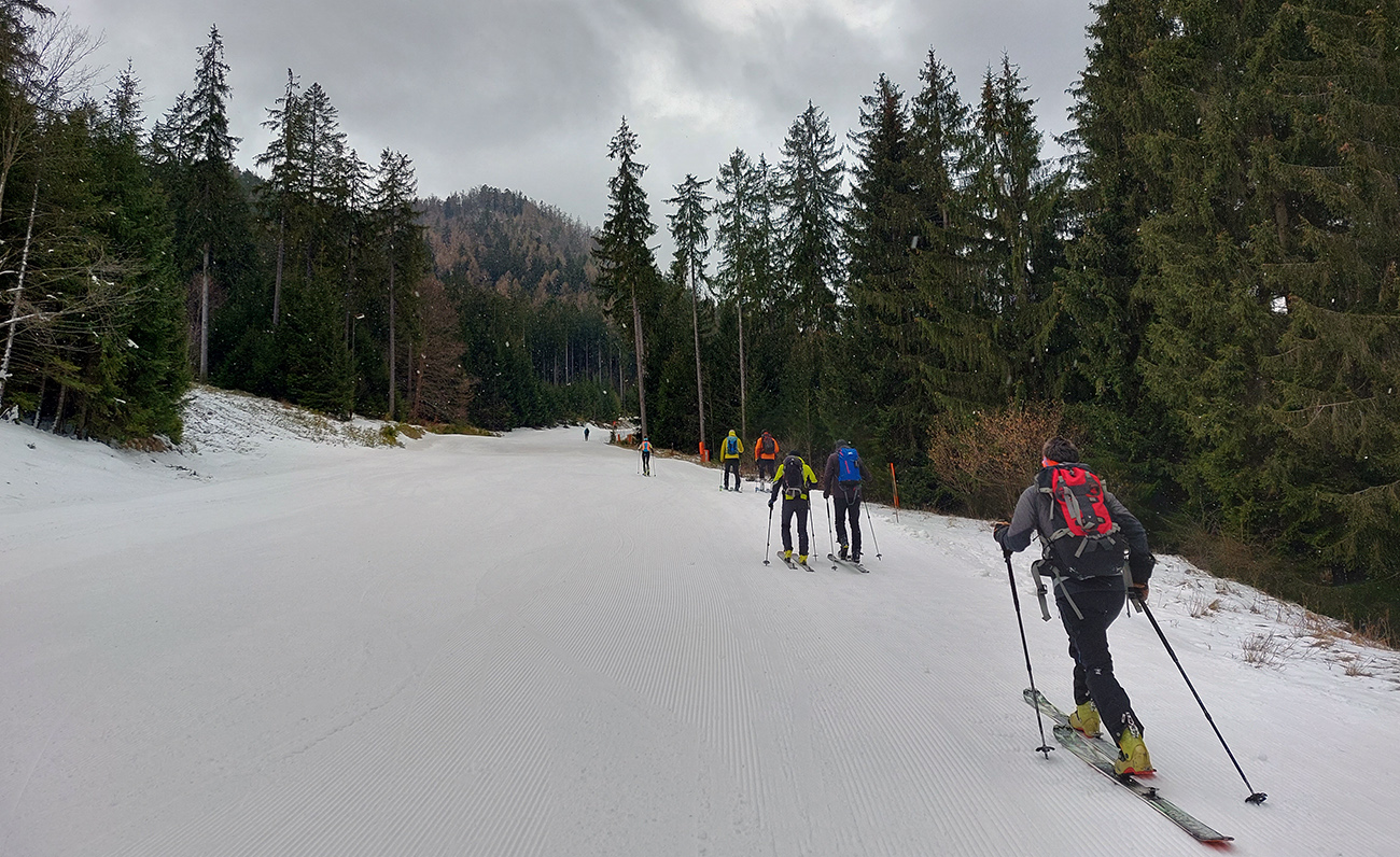 Ranný vláčik hore smerom na Malinô Brdo. Ranný_vláčik_hore_smerom_na_Malinô_Brdo.