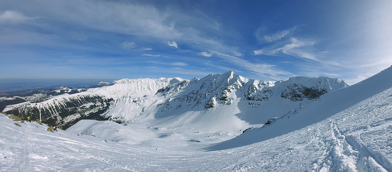 Komplet_panoráma,_Hrubá_kopa_dominuje_v_strede.