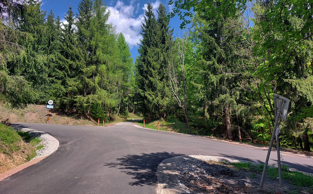 Ide_sa_doľava._Sprava_sa_pripája_cesta_od_nádrže.