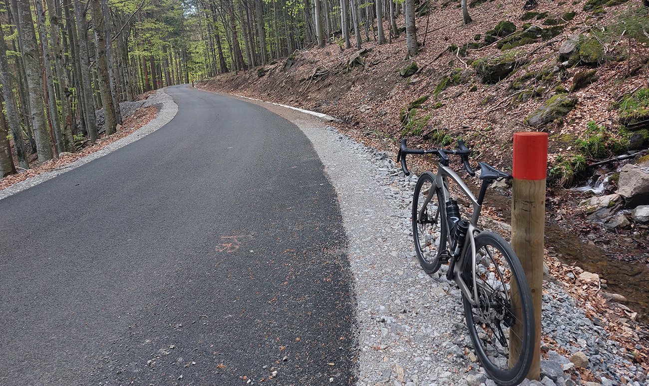 Nasledujúcich_2,5_km_po_rovine,_ale_dá_sa_doplniť_voda.