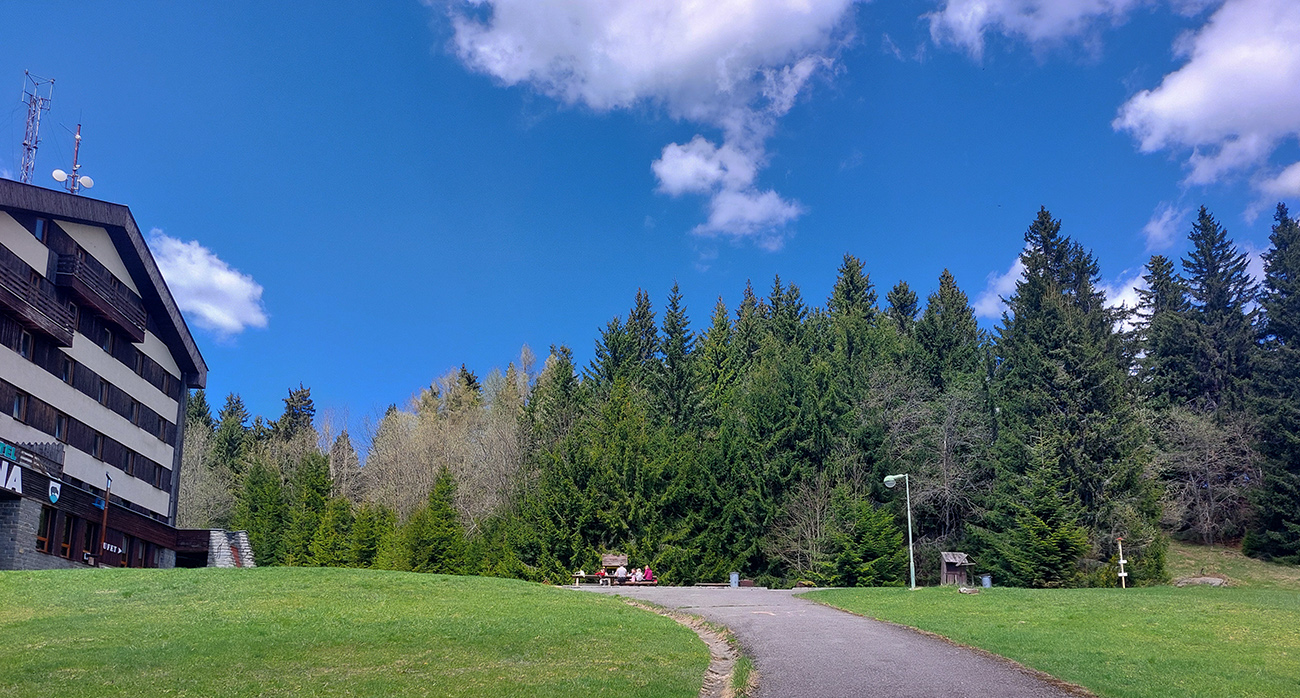 Za_stromami_sa_už_ukáže_hotel...