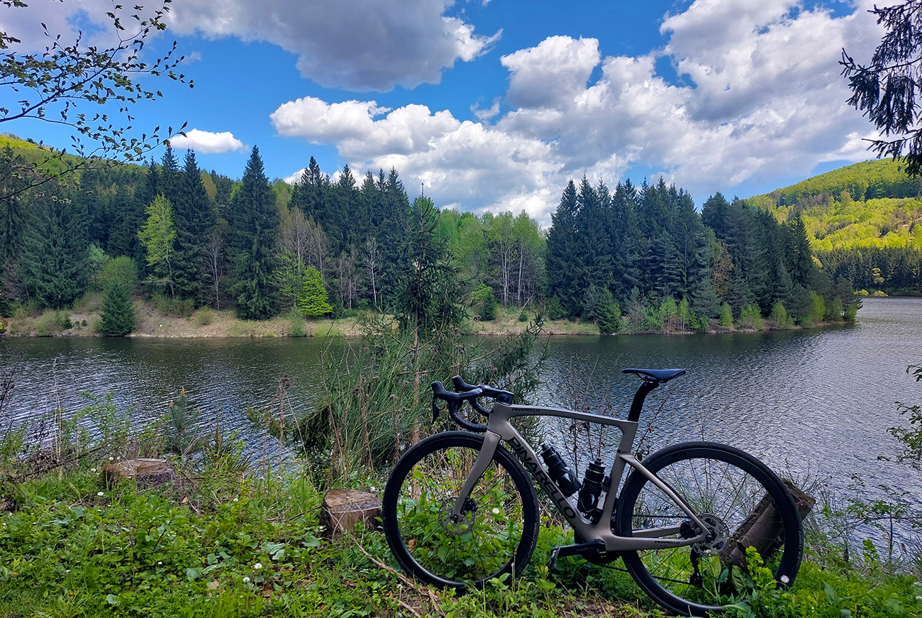 ...keď_cesta_kopíruje_západný_breh_nádrže.