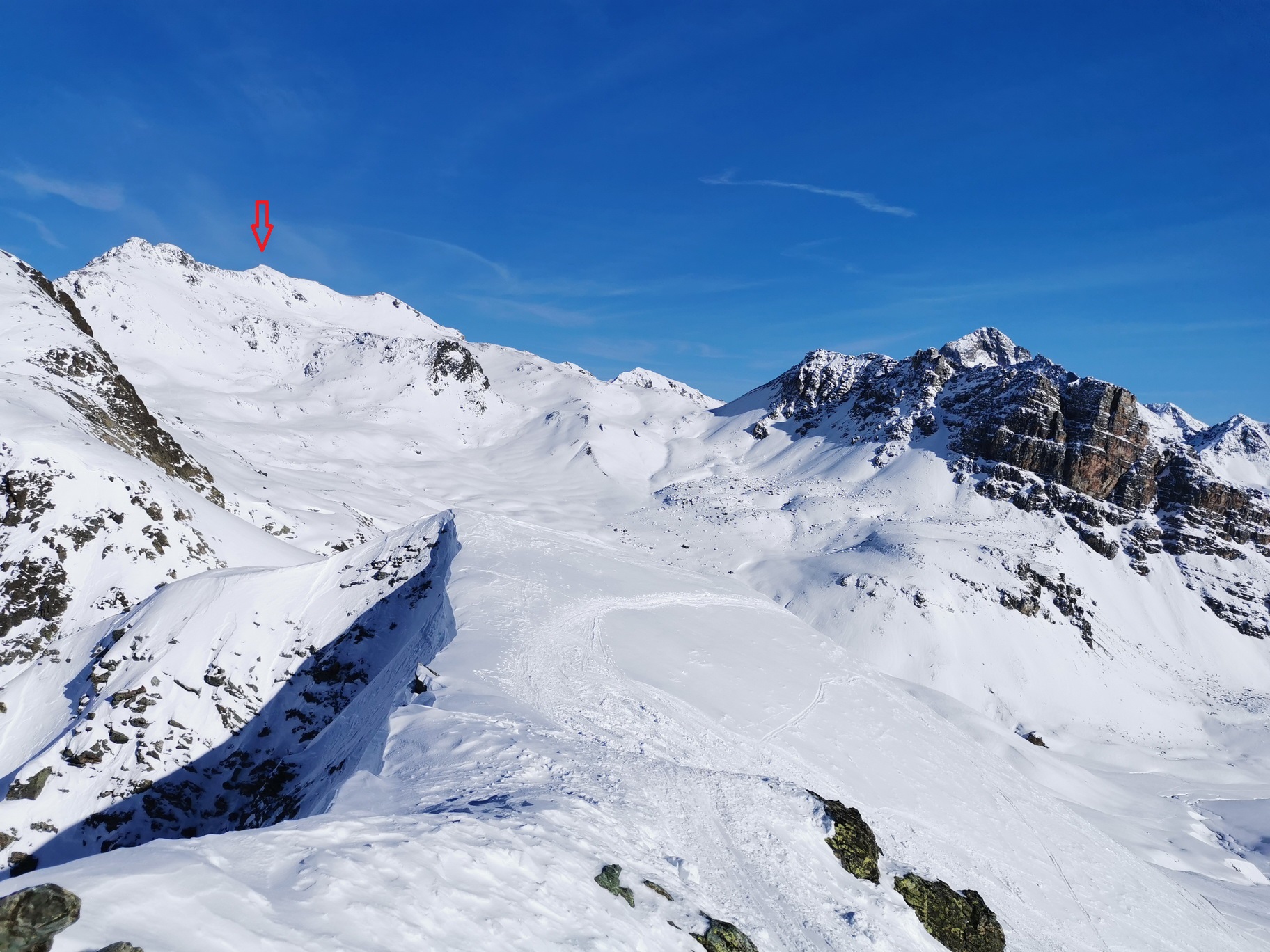 na Campagnune je snehu, pohľad z vrcholu, šípka Piz Surgonda odkiaľ idem na_Campagnune_je_snehu,_pohľad_z_vrcholu,_šípka_Piz_Surgonda_odkiaľ_idem