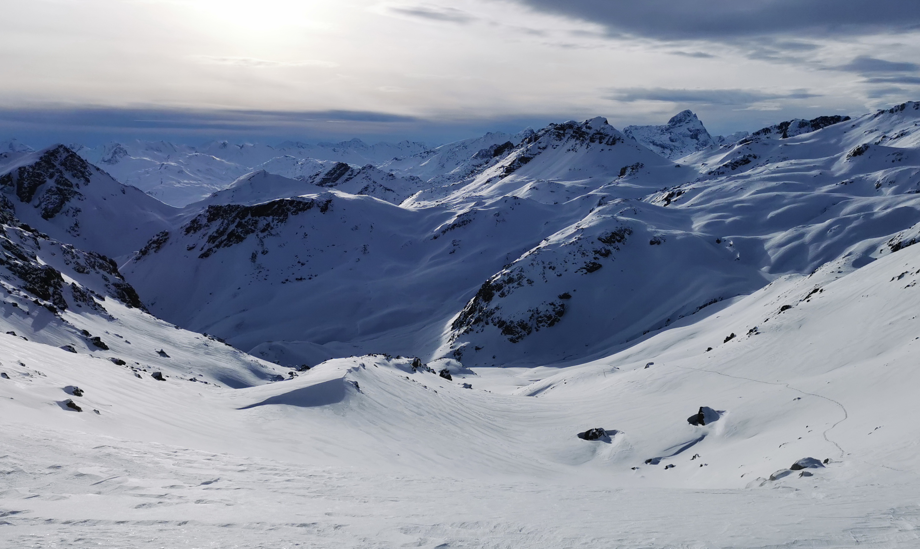 Fuorcla Chamuotsch 2923m. slnko pomaly zapadá a mňa už čaká posledný zjazd ku autu Fuorcla_Chamuotsch_2923m._slnko_pomaly_zapadá_a_mňa_už_čaká_posledný_zjazd_ku_autu